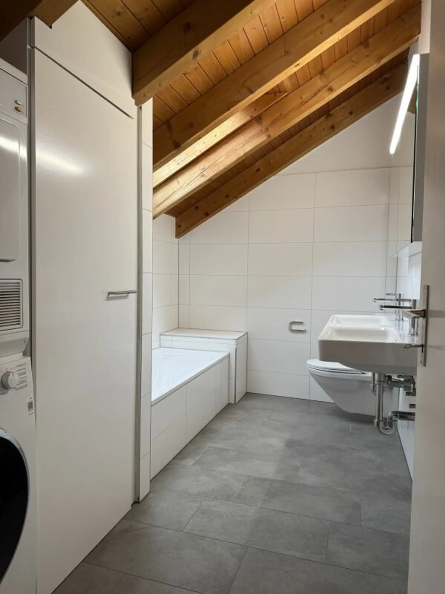 Spacious and bright penthouse apartment with two sunny balconies - First occupancy after loving overall renovation - Photo 10 of 13