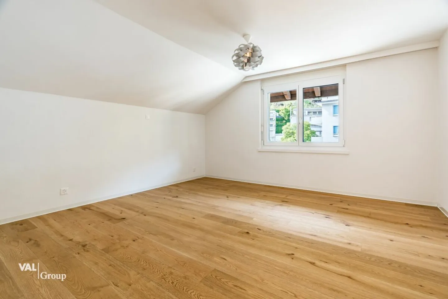 Exklusive 5.5-Zimmer-Attikawohnung mit grossem Balkon an bester Lage in Naters - Photo 8 of 13