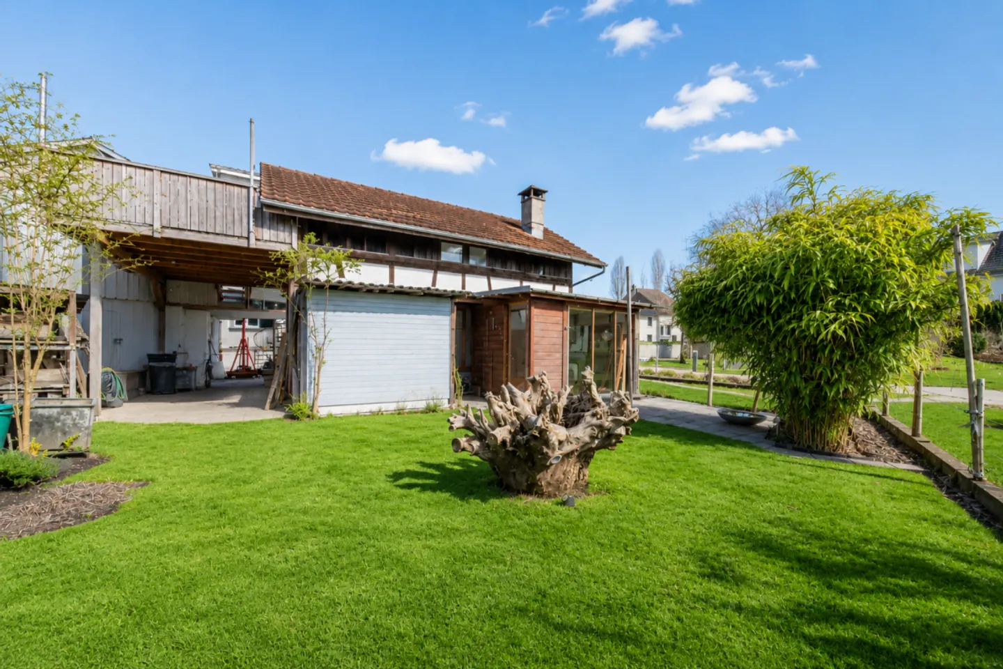 Vivre, travailler ou louer - Maison de 7,5 pièces avec part commerciale et potentiel polyvalent - Photo 5 sur 13