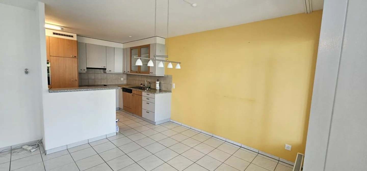 Bright and quiet 4.5 room apartment in a central location including hobby room and underground parking space - Photo 3 of 7
