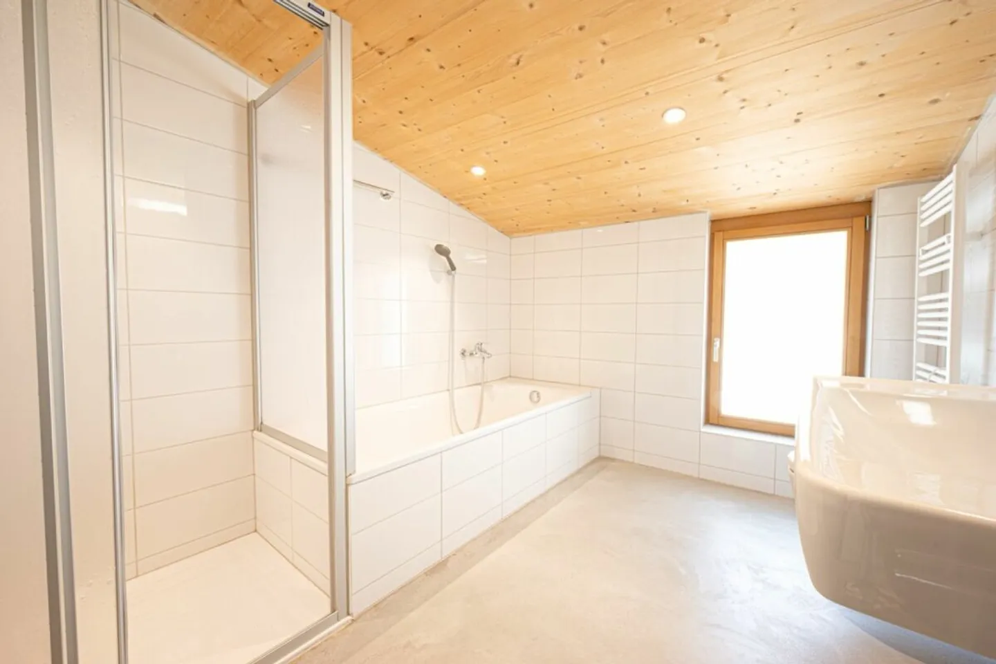 Stunning designer house for rent - Photo 8 of 11