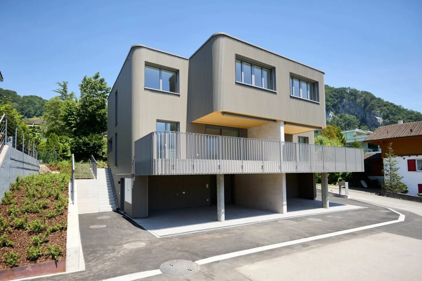 Charmantes Doppeleinfamilienhaus mit Seesicht - Foto 1 von 13