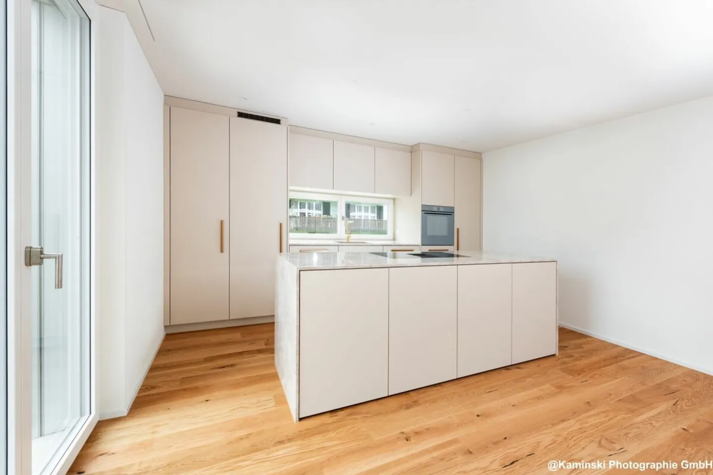 Appartamento giardino 4,5 locali elegante in costruzione ibrida in legno nobile - Foto 4 di 13
