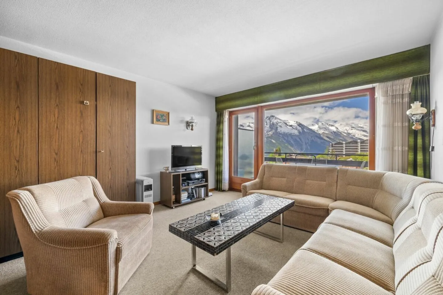 Ski-in/Ski-out Apartment - Photo 3 of 13