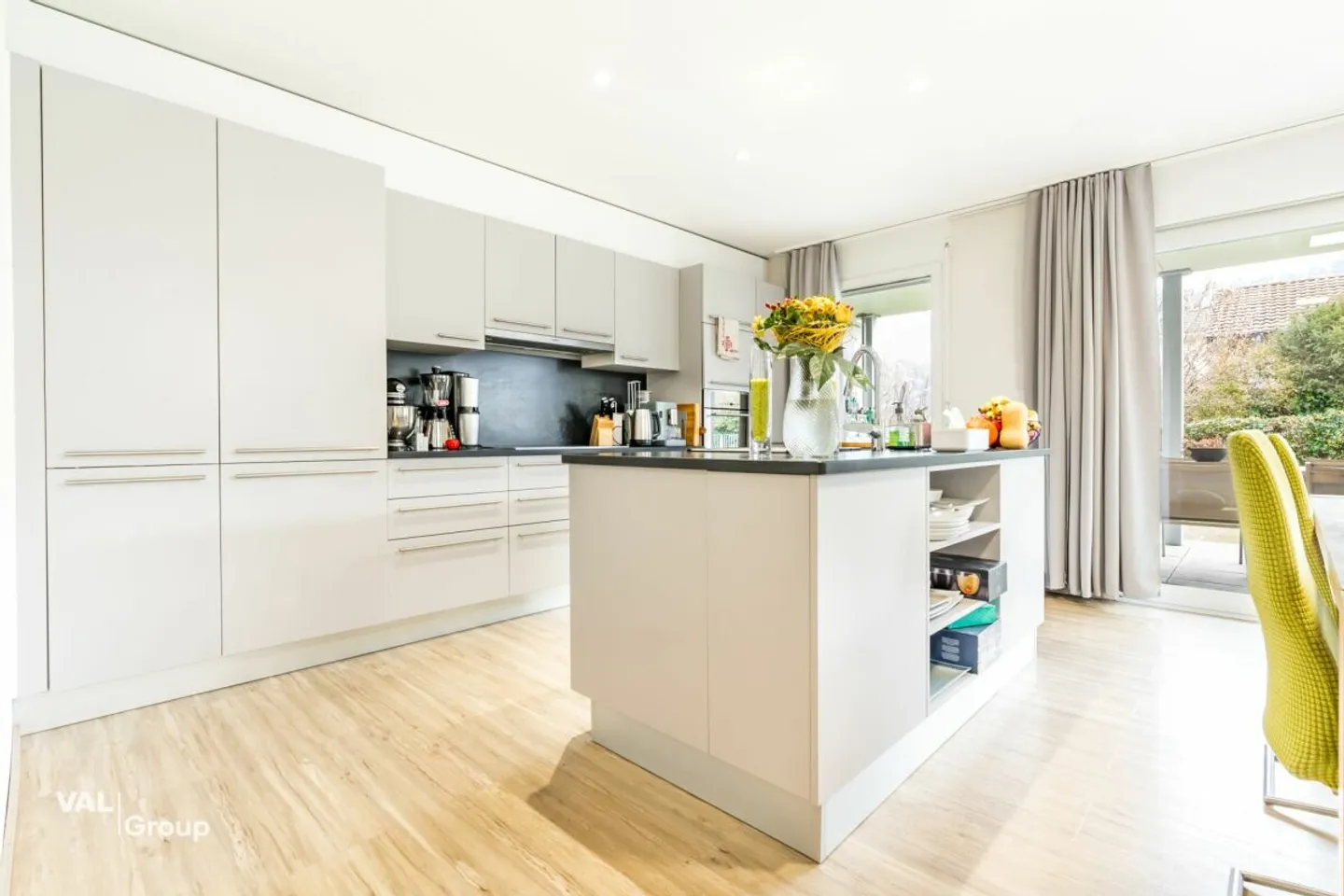 Spacieux et élégant rez de jardin de 4.5 pièces avec 120 m2 d'extérieurs - Foto 4 von 13