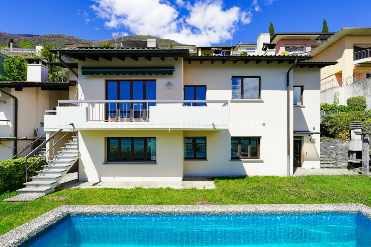 MINUSIO - Maison bifamiliale spacieuse avec un grand potentiel et une vue magnifique - Photo 2 sur 12