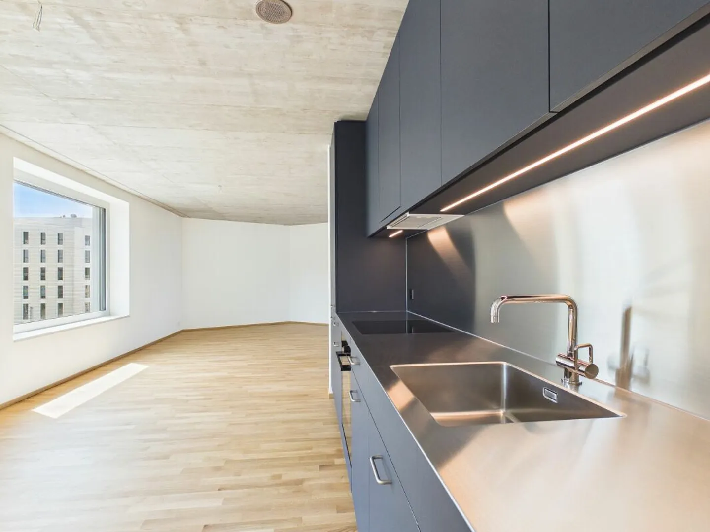 Modernes Apartment mit Balkon - Foto 8 von 13
