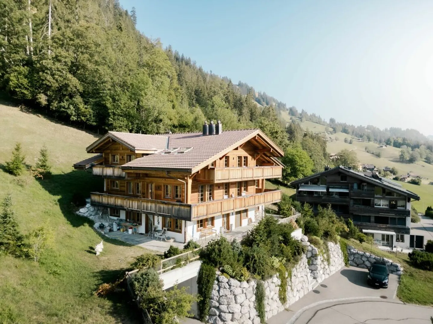 Moderne 4.5-Zimmer-Eigentumswohnung an sonniger Lage in Zweisimmen - Photo 1 of 13