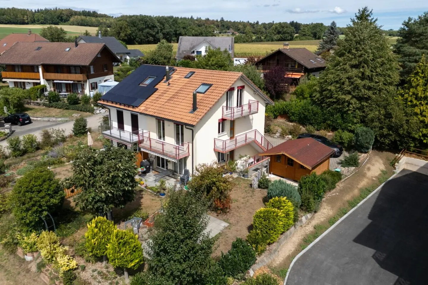 Deux appartements, une maison pleine de possibilités - Photo 2 sur 13