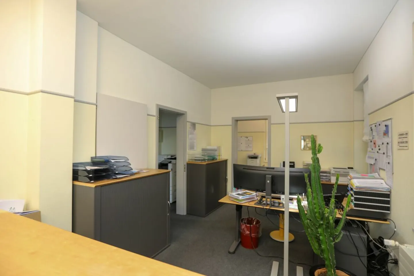 Commercial building in a central location for rent - Photo 2 of 13