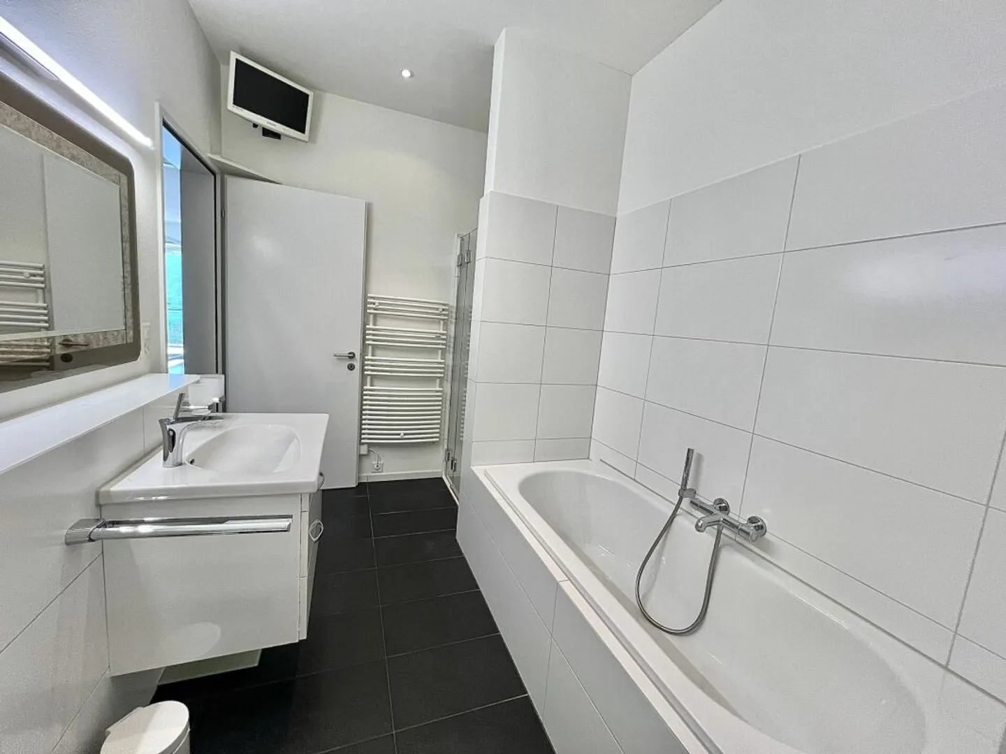 Appartement élégant 3,5 pièces avec vue sur le lac - Photo 12 sur 13