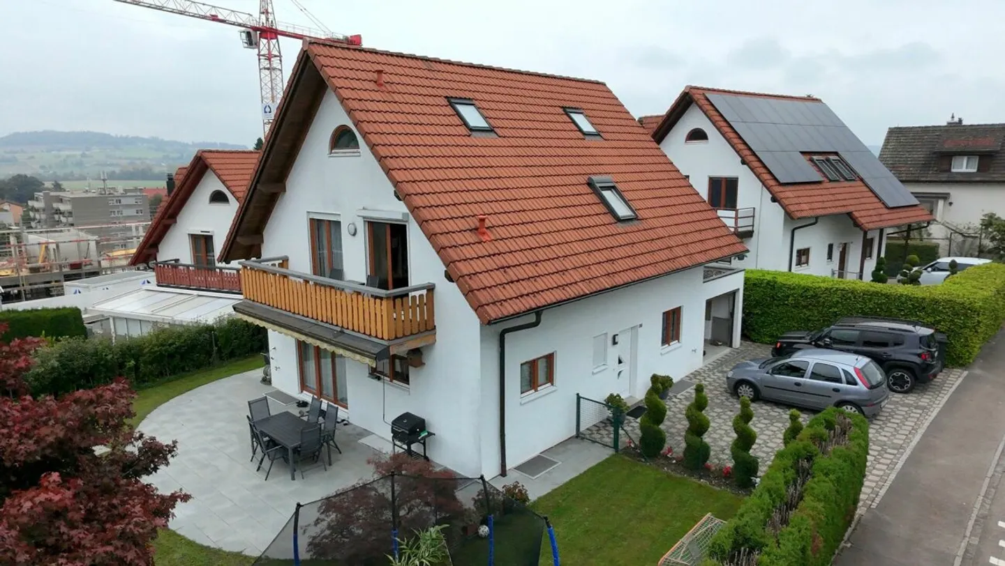 Riservato, spazio per tutta la famiglia! Incantevole casa con giardino a Dällikon - Foto 3 di 13