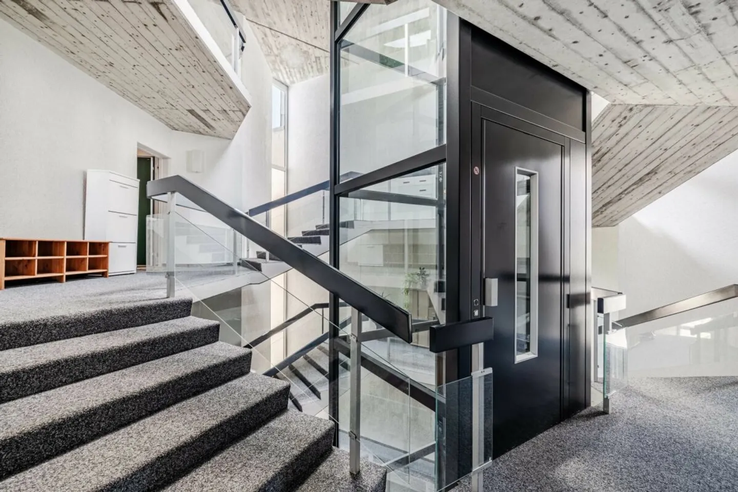 MODERN LIVING, ENJOYING PEACE - 4.5-ROOM APARTMENT WITH TWO GLASS BALCONIES - Photo 10 of 11