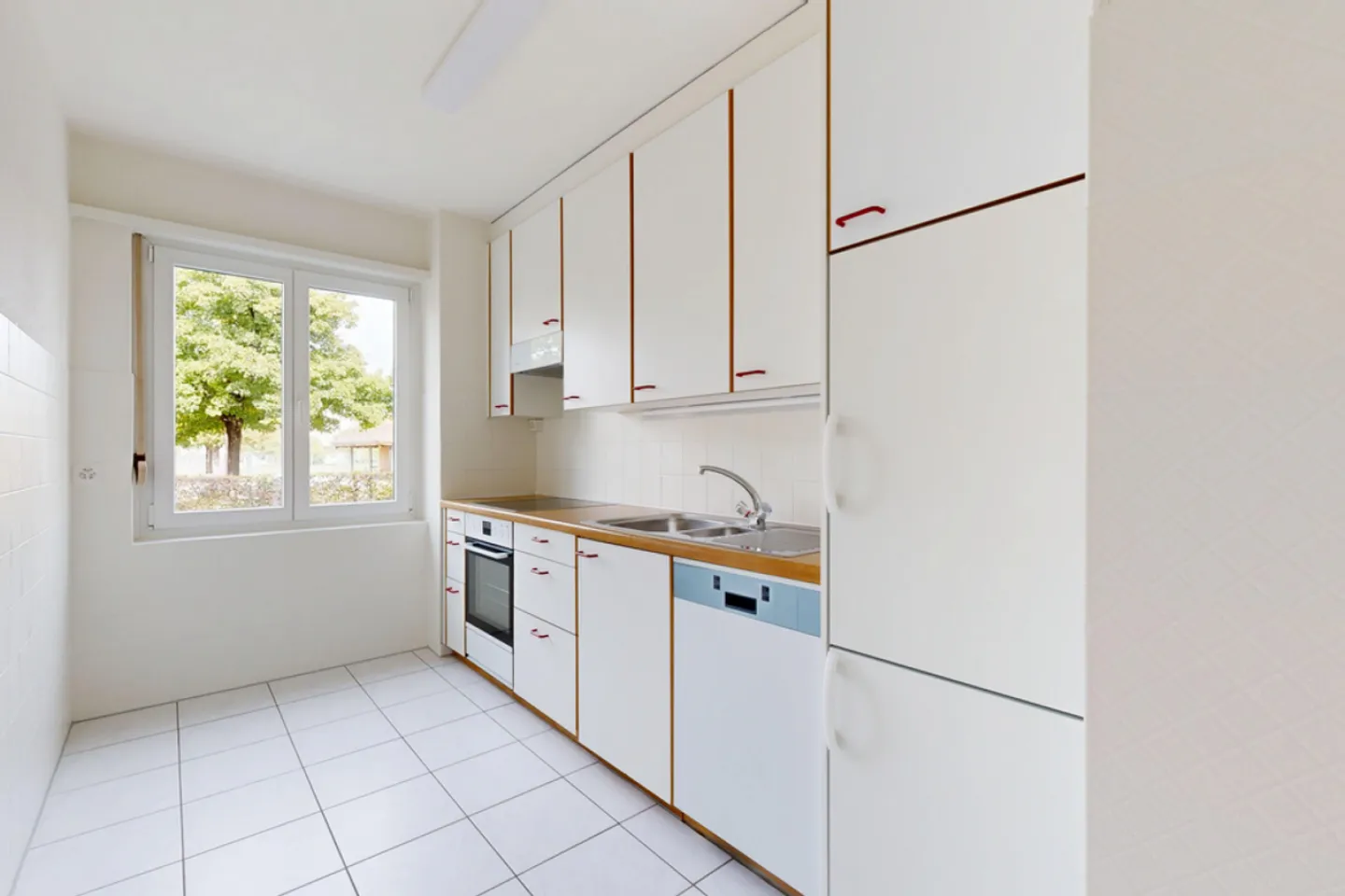 Appartement lumineux de 3 pièces au rez-de-chaussée avec balcon et lave-linge-sèche-linge - Photo 4 sur 11