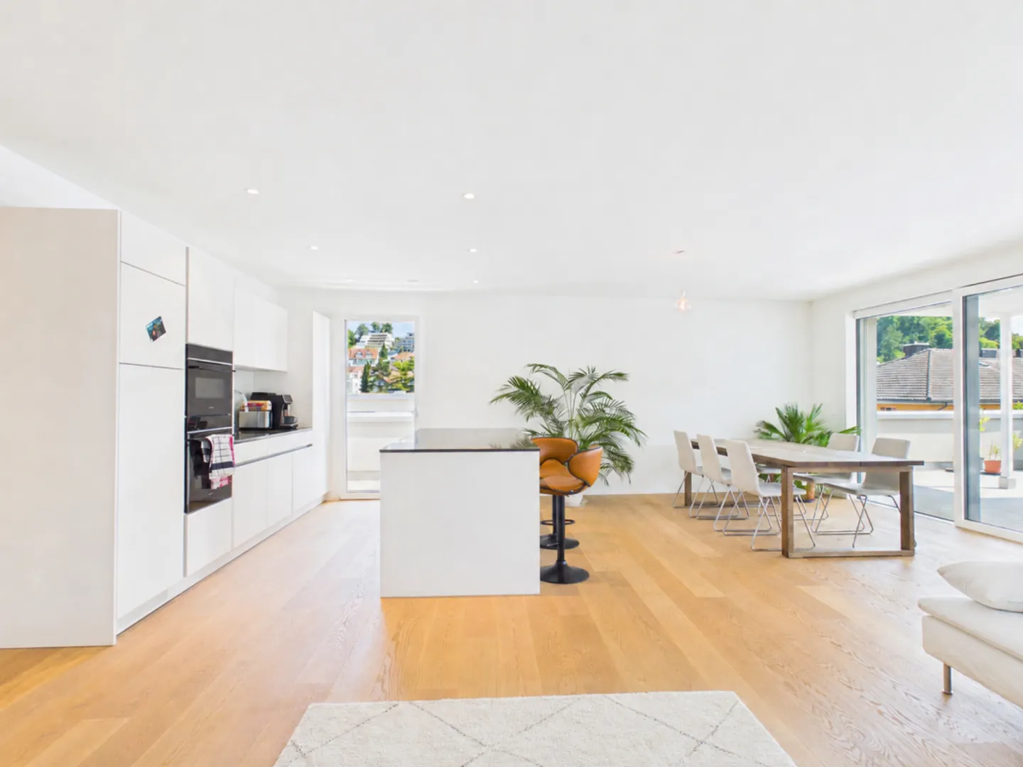 Exclusive 3.5-room penthouse apartment with generous outdoor spaces in Binningen - Photo 5 of 13