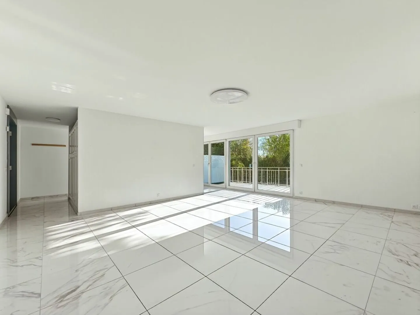 3.5-ROOM APARTMENT OF 97 M2 WITH TERRACE AND 2 PARKING SPACES. - Photo 2 of 13