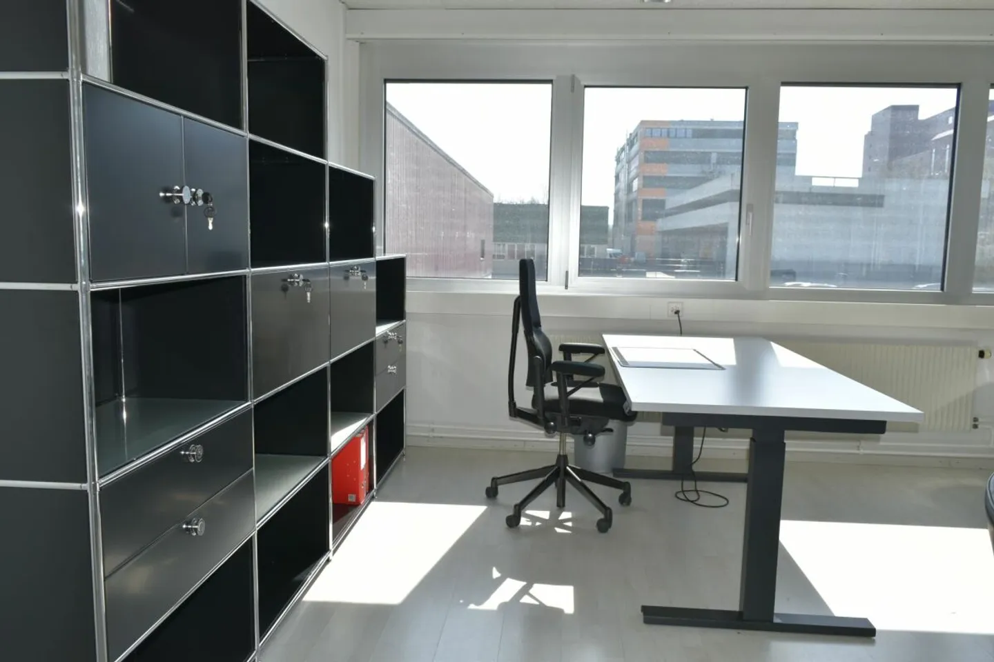 Eckbüro an der Autobahn - Foto 1 von 5