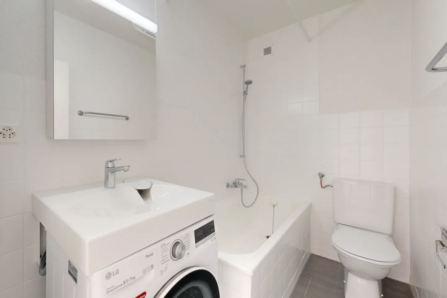 Beautiful view and private washer-dryer - Your new home? - Photo 7 of 10