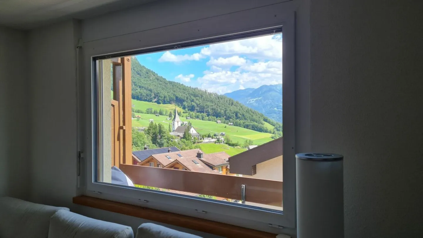 Appartamento arredato di 2.5 locali ad Amden: Vista montagna da sogno, parcheggio elettrico privato &amp; ampia soffitta (residenza secondaria permanente) - Foto 3 di 12