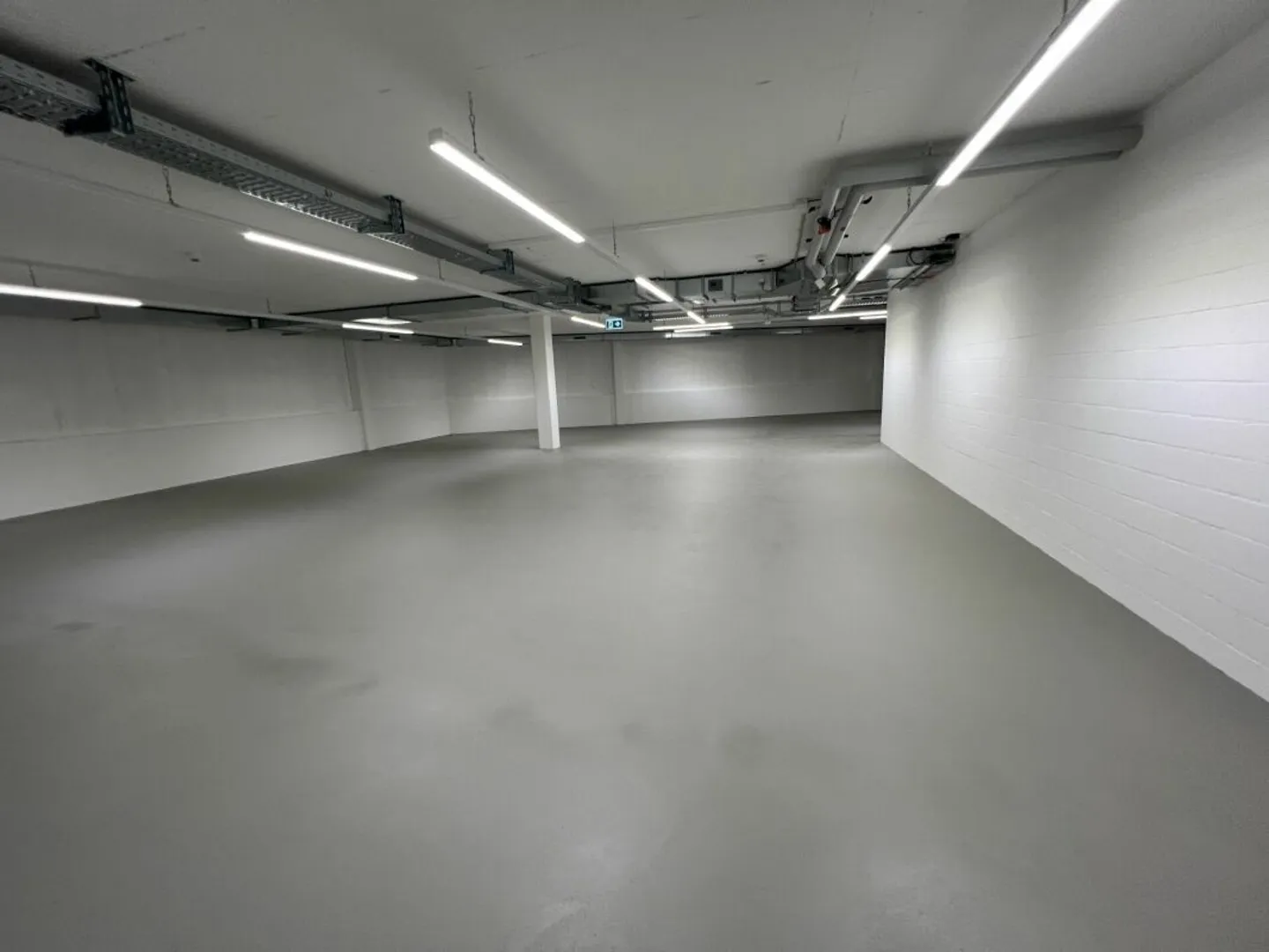 Moderne Lagerhalle an Verkehrsknotenpunkt - Foto 4 di 5