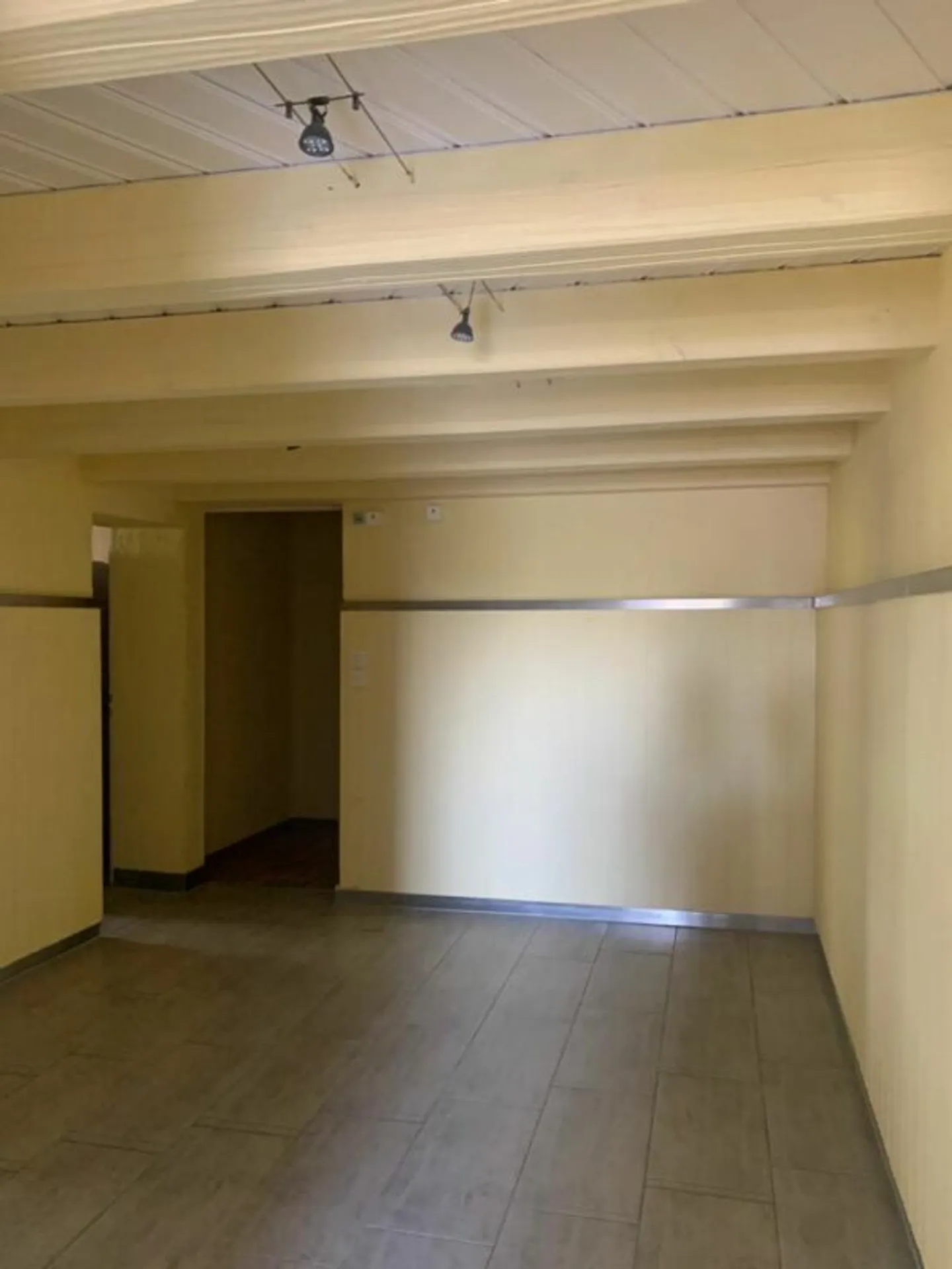 Spacious Apartment with Garden - Photo 12 of 13