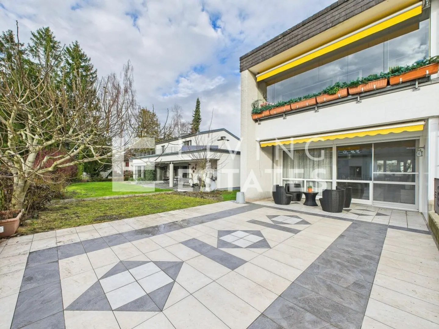 JARDIN. TERRASSE. BEAUCOUP D'ESPACE. - UN VRAI BRUT DE DIAMANT - Photo 1 sur 13