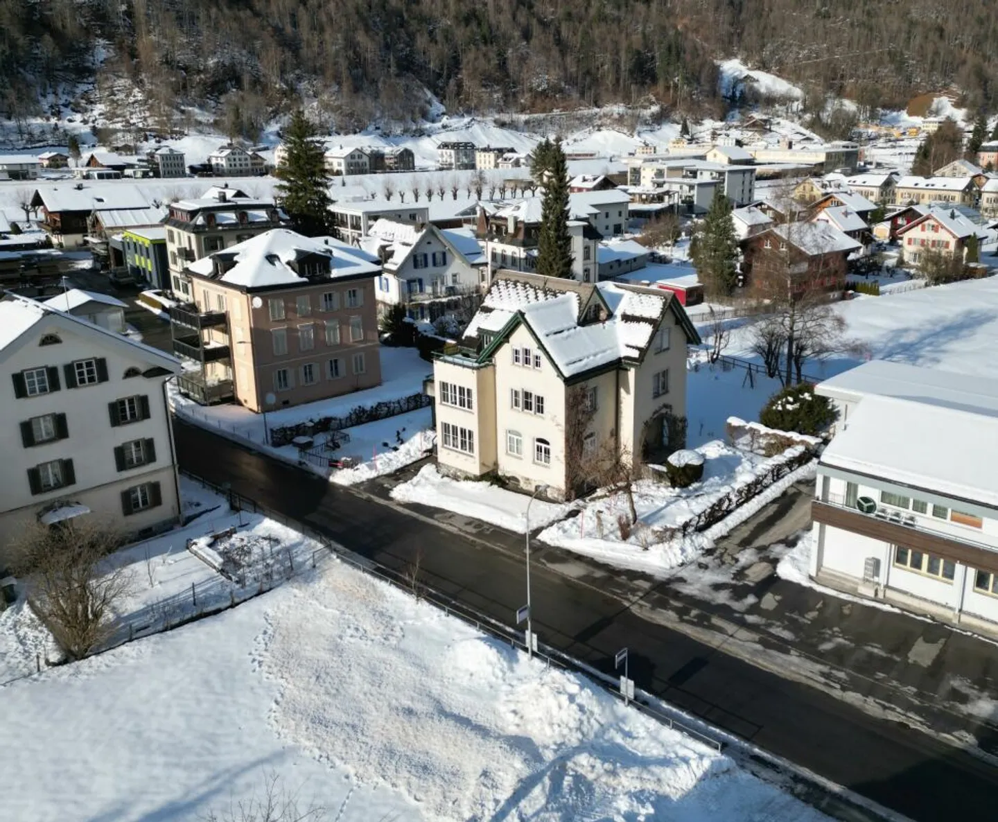 Affascinante casa plurifamiliare a Linthal - Foto 2 di 13