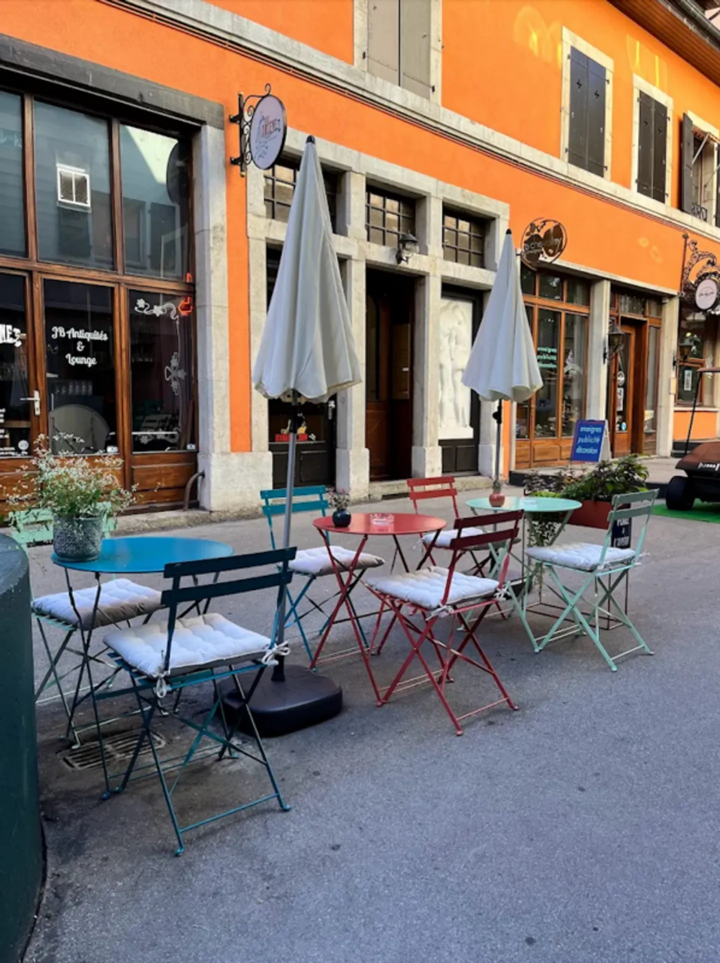 Unique Café Concept in Eaux Vives - Photo 4 of 13