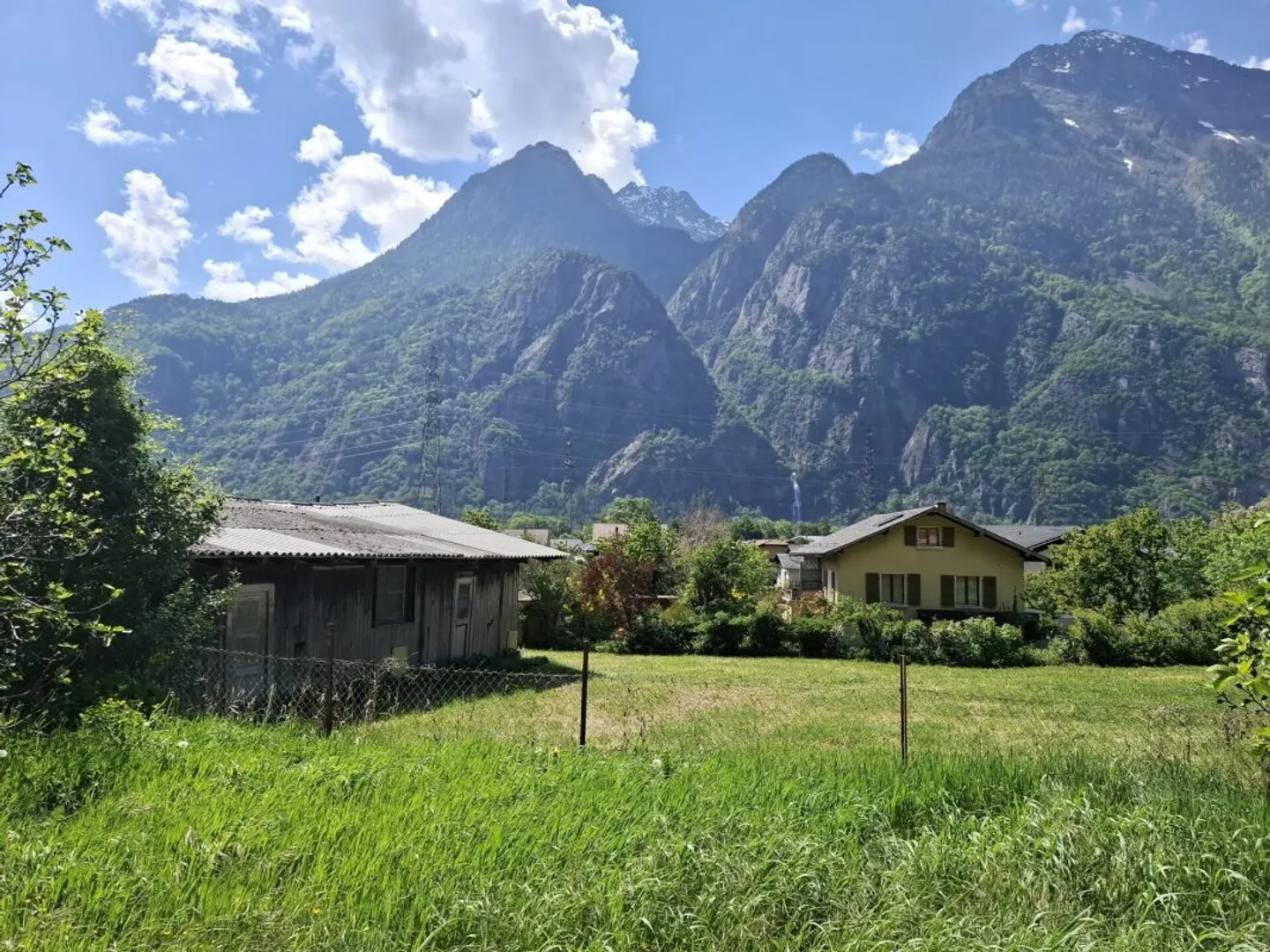 Terreno edificabile con casa di villaggio da ristrutturare - Foto 1 di 5