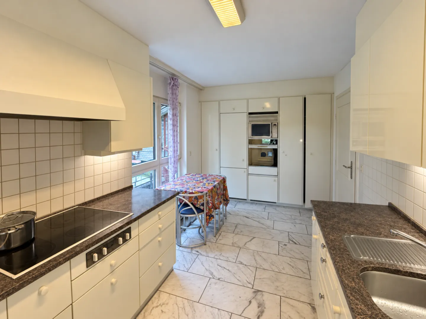 Stylish Apartment with Garden - Photo 2 of 11