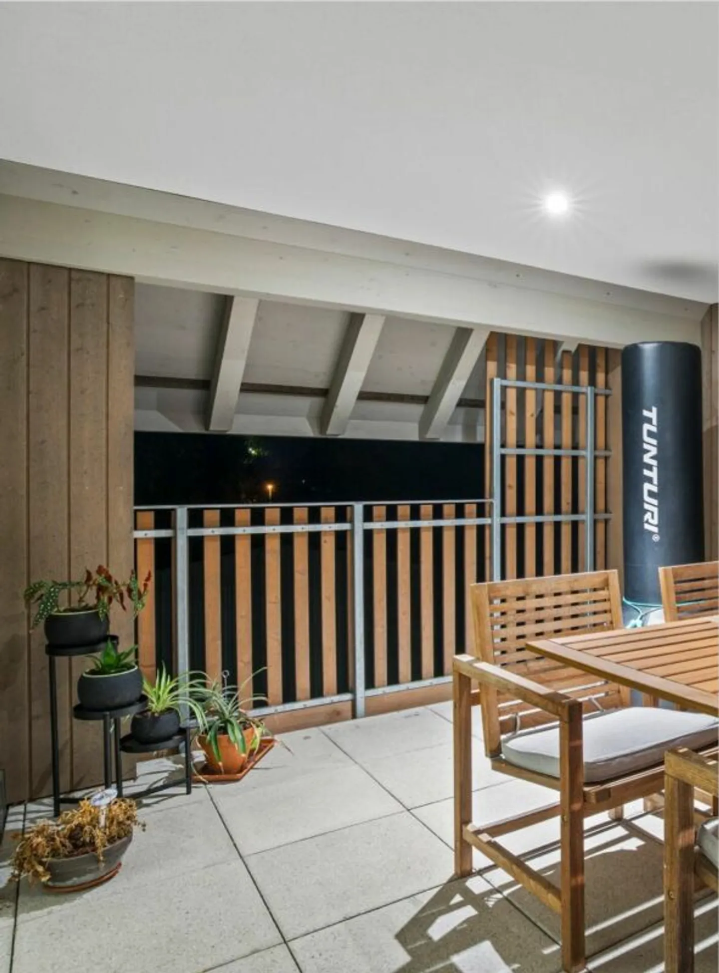 Moderne 3.5-Zimmer-Wohnung mit Balkonen - Foto 4 von 13