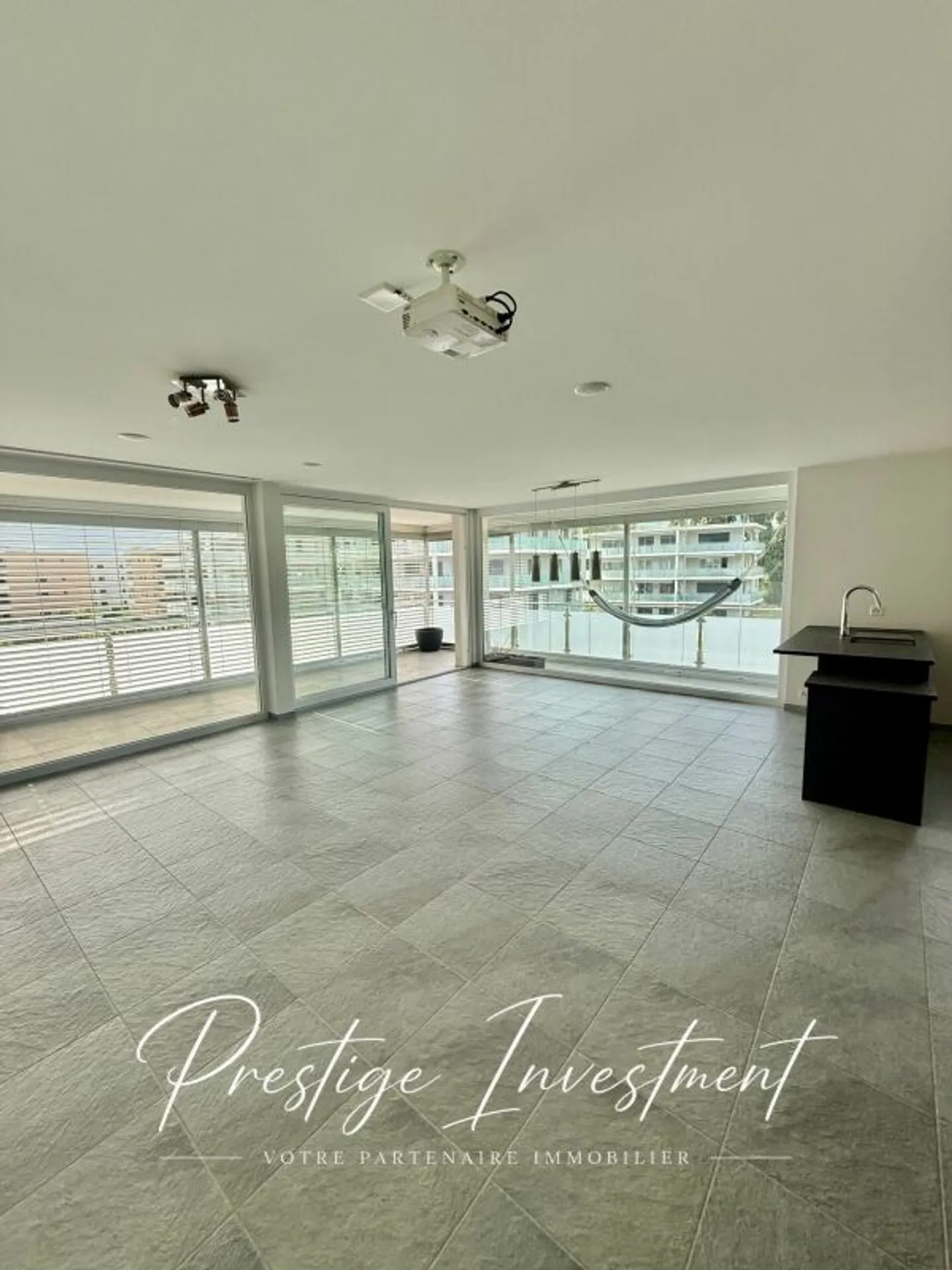 BRIGHT APARTMENT WITH TERRACE OF 5.5 ROOMS & 148 M2 APROZ - Photo 3 of 13