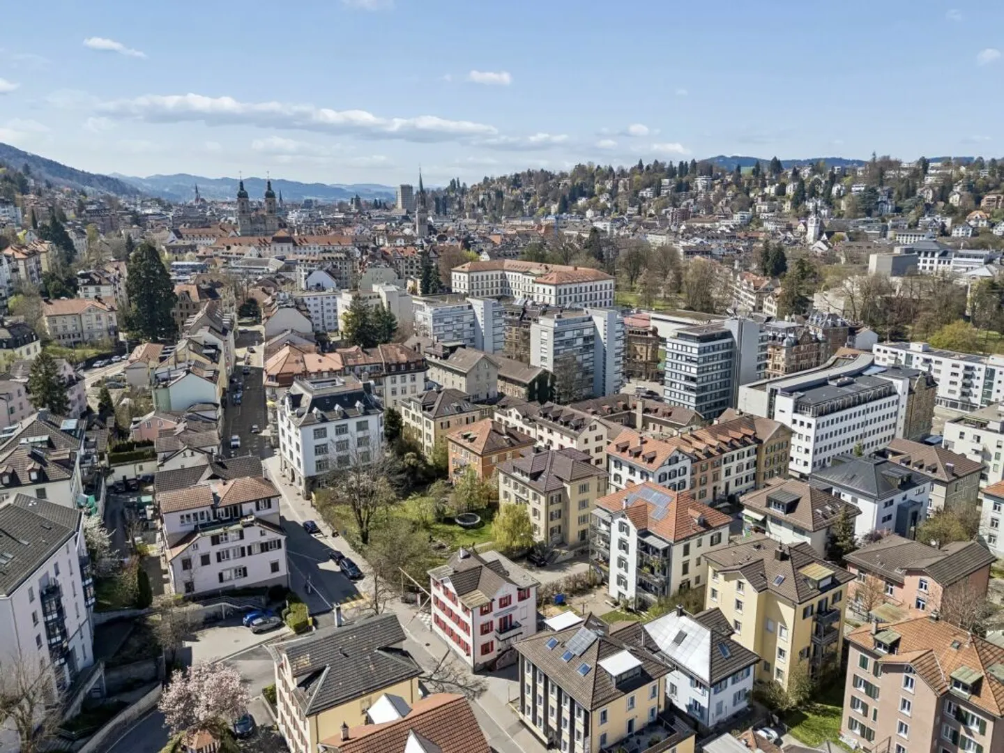 Affascinante casa trifamiliare in una posizione tranquilla in città - Foto 4 di 10