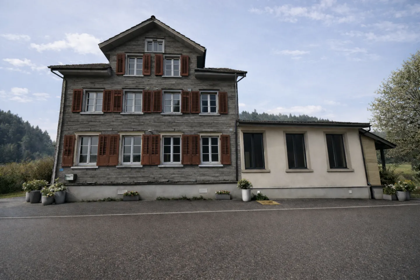 Charmante Landliegenschaft mit Wohn- und Geschäftsräumen - Foto 1 von 13