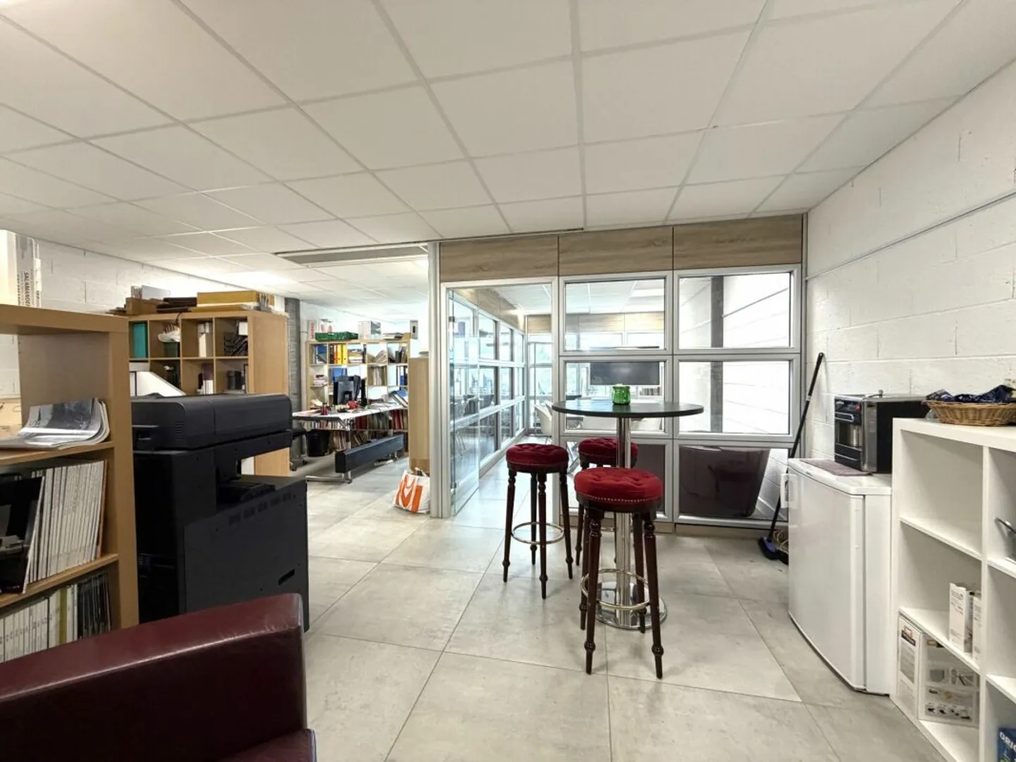 Geräumiges Büro mit Konferenzbereich zu vermieten - Foto 7 von 8