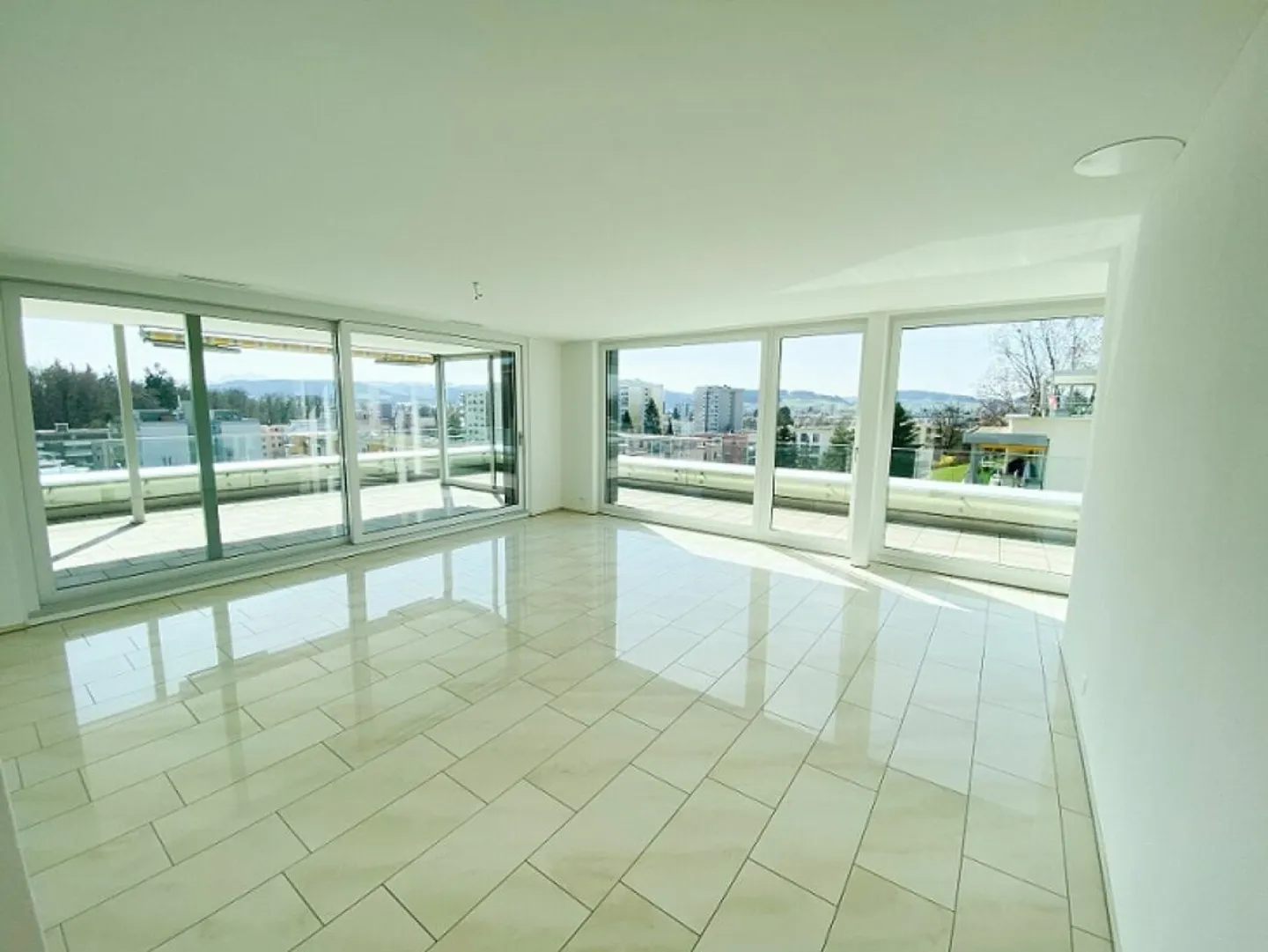Living with a dream view and huge terrace - Photo 4 of 9