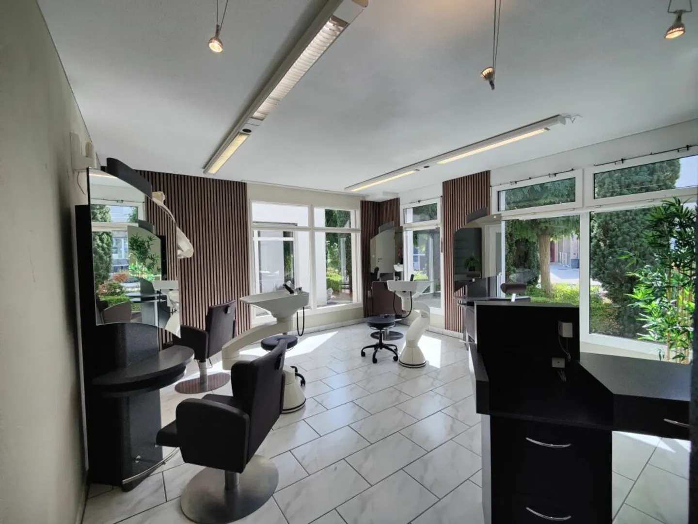 Moderno salone di parrucchiere in posizione centrale a Oberkirch LU - pronto per l'uso e arredato con stile - Foto 2 di 9