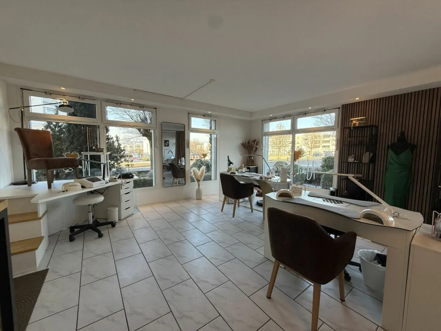 Commercial space for beauty studio, practice, massage/therapy, workshop or office - Photo 2 of 8