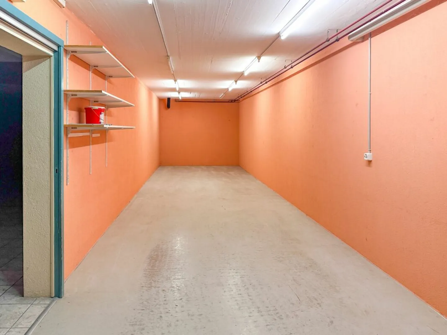 Espace commercial avec espace de stockage et places de stationnement - Photo 3 sur 7