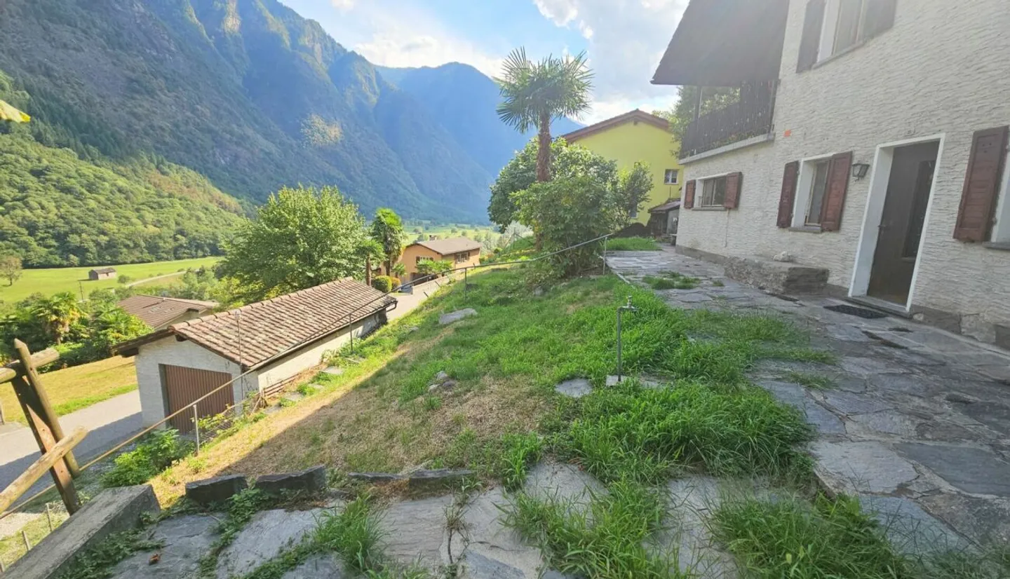 INTERESTING SINGLE-FAMILY HOUSE IN GRONO-LEGGIA - Photo 12 of 13