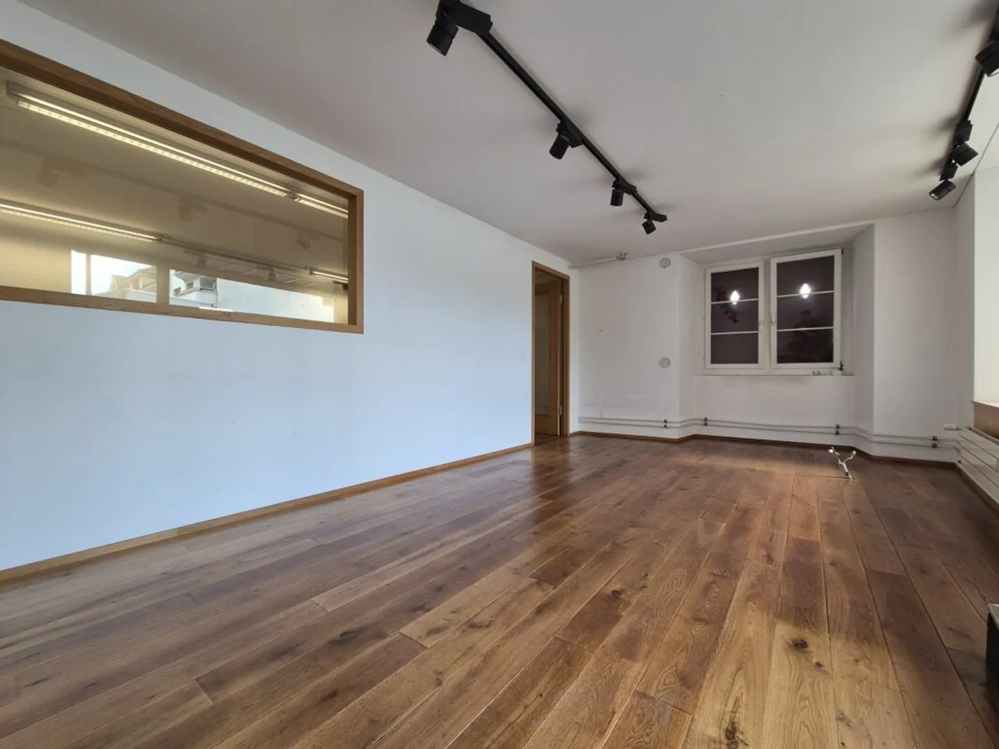 Espace commercial/de stockage flexible dans un emplacement central - Photo 2 sur 5