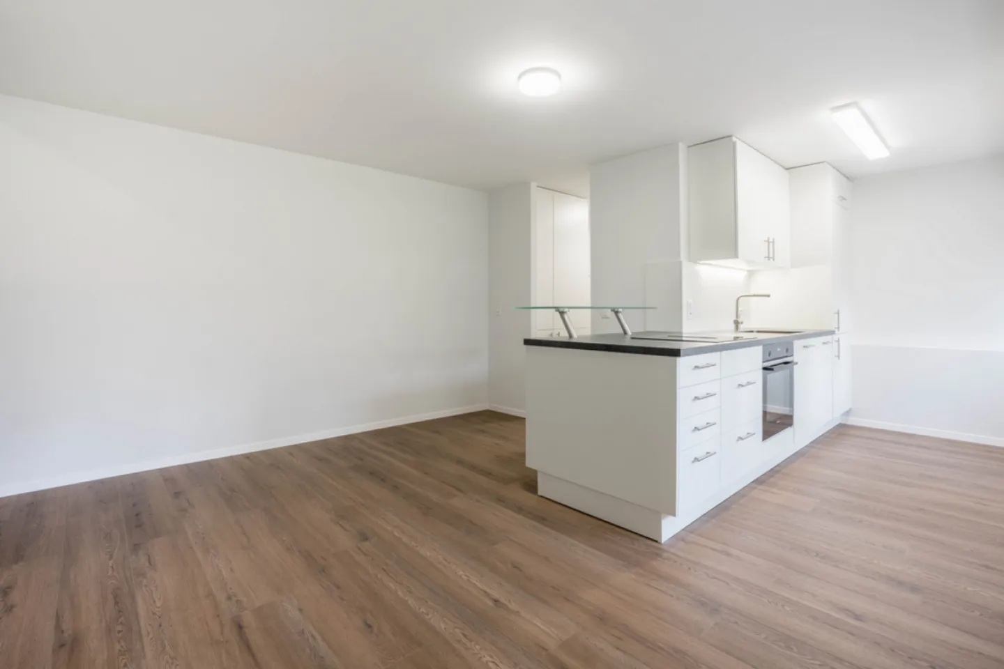 Charming, renovated 2.5-room apartment in Binningen - Photo 2 of 12