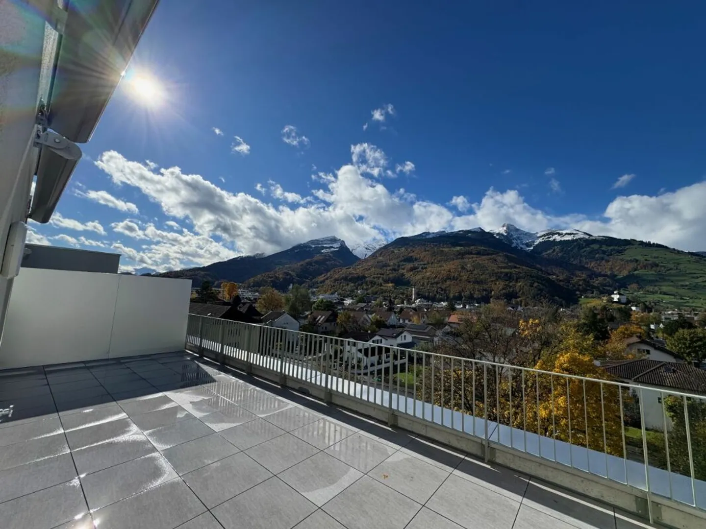 First rental: high-quality 3.5-room penthouse apartment with castle & mountain view - Photo 1 of 13