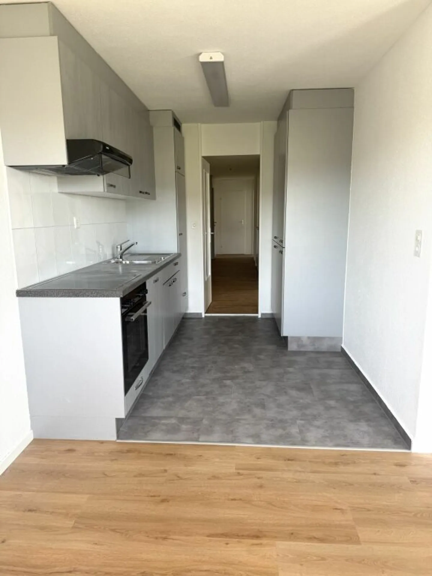 Partially renovated 4.5-room apartment with attractive layout - Photo 7 of 10