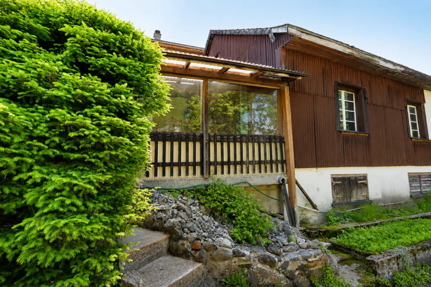 Casa bifamiliare con grande giardino in posizione tranquilla a Riedern GL - Foto 8 di 13