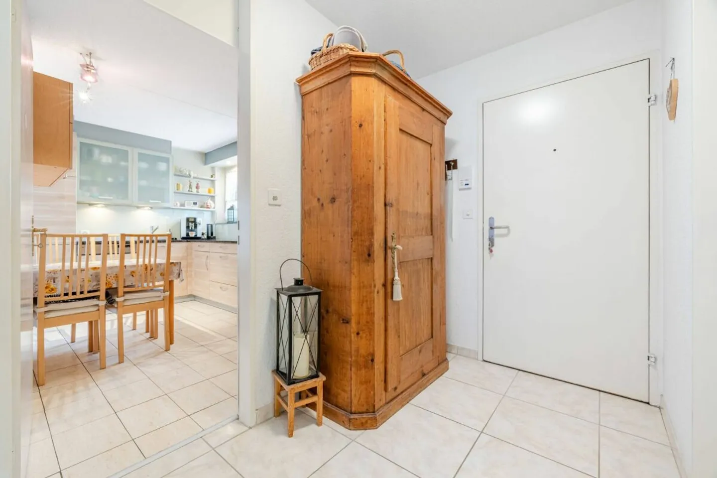 Appartamento 4.5 stanze ristrutturato con stile in una zona residenziale tranquilla di Uzwil - Foto 2 di 11