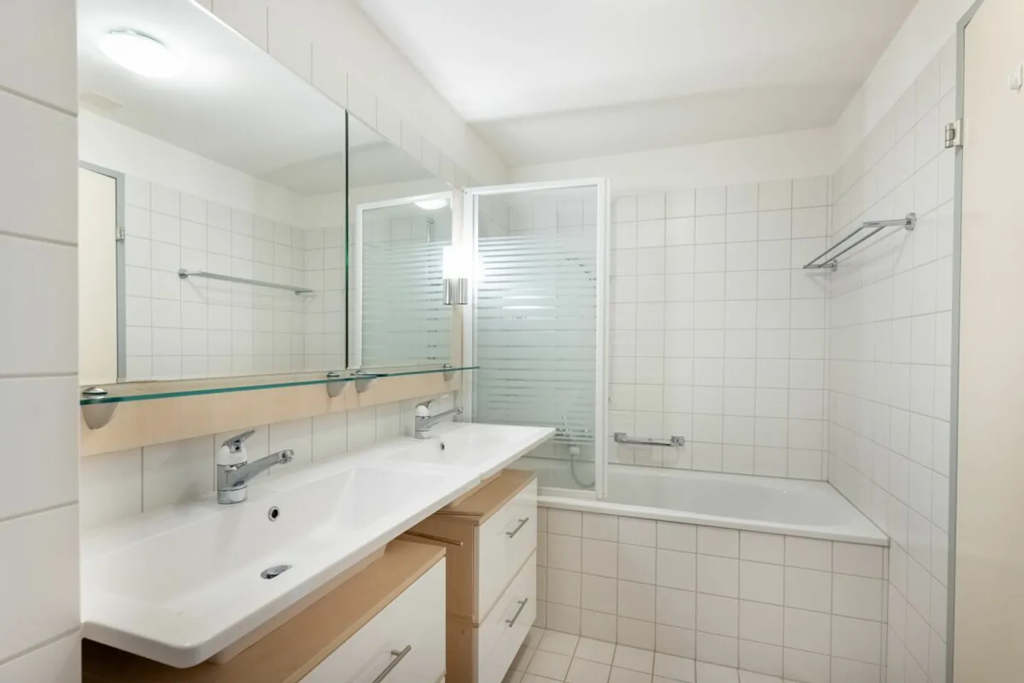 Einzigartige 3.5-Zimmer-Wohnung mit Sitzplatz und Seesicht in Laax - Foto 8 von 13