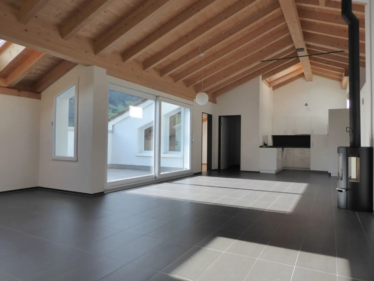 moderne 4 1/2-Zimmer-Dachwohnung mit Holzofen und Balkon - Foto 1 di 11
