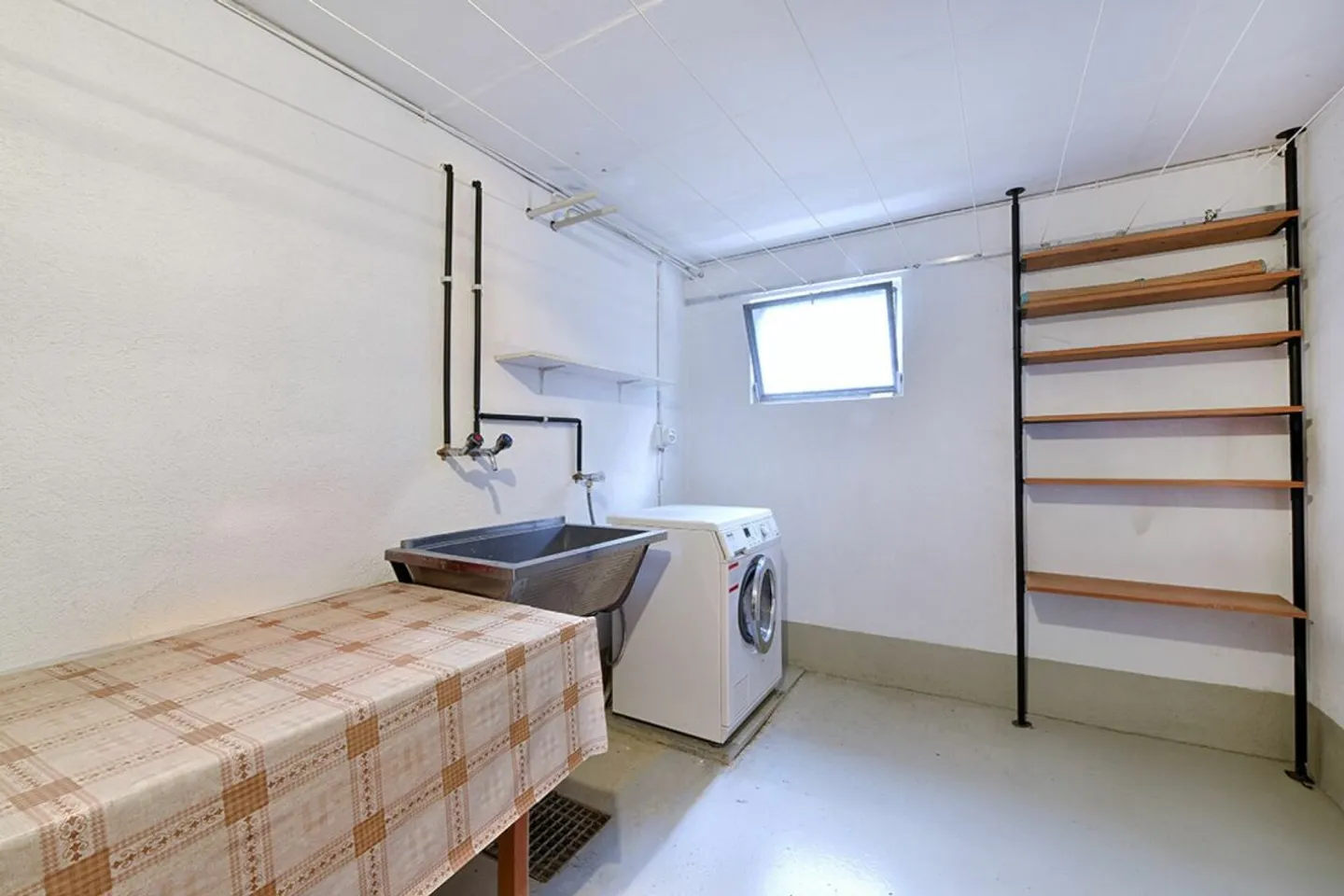 4.5 Room Penthouse Apartment in a Quiet Location with Distant Views - Photo 8 of 10