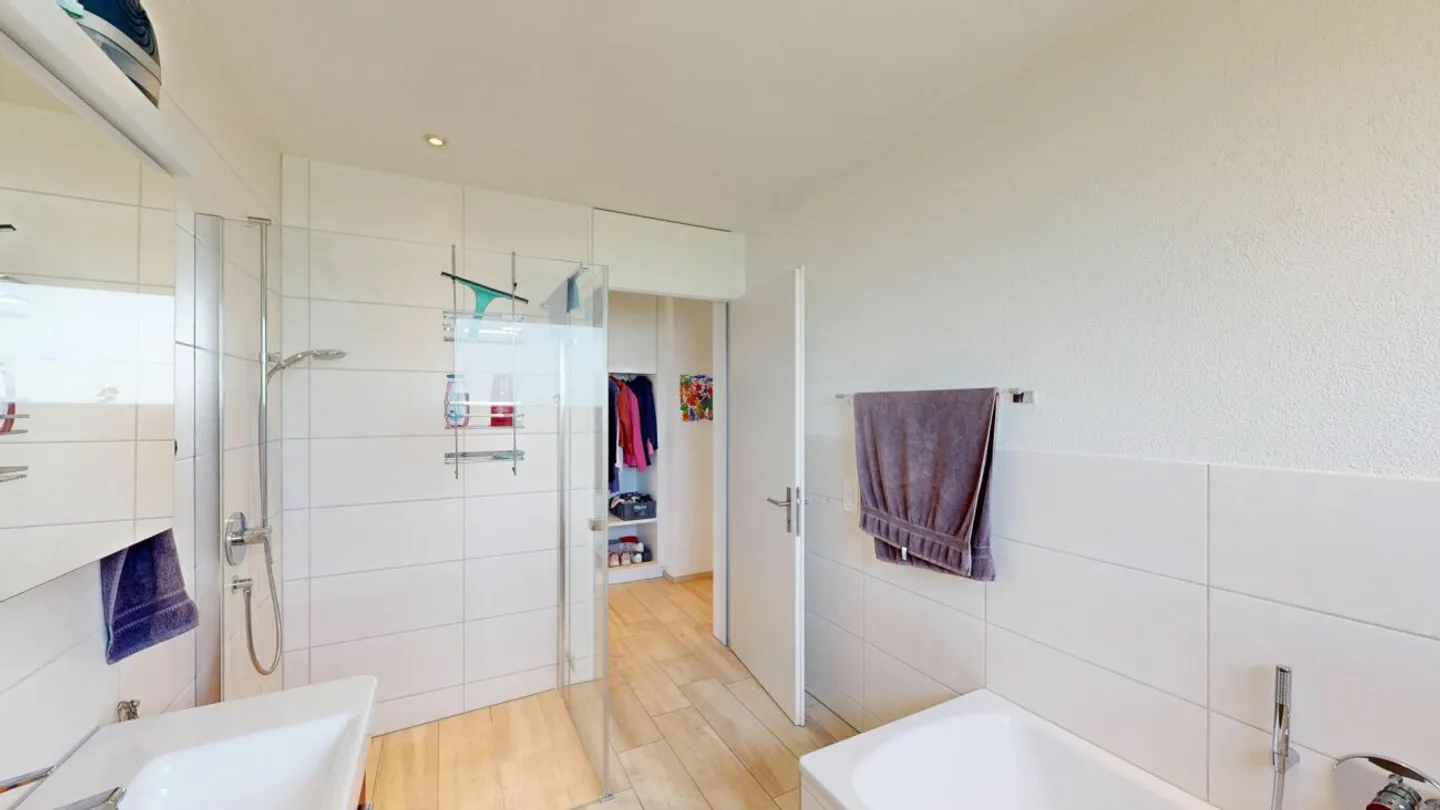 3.5-Room Garden Apartment with Exclusive 245 m² Garden and Covered Terrace - Photo 12 of 13